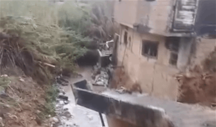 بالفيديو.. أضرار بأساسات مبنى بسبب السيول