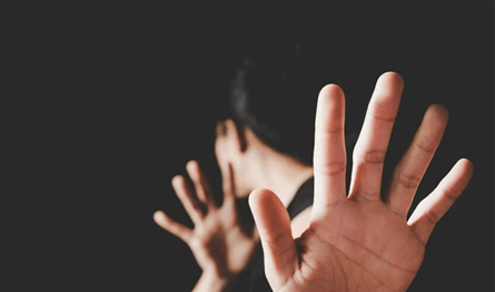 بسبب الغش.. طالب ووالدته مزّقا وجه المعلمة وضرباها ضربا دمويًا