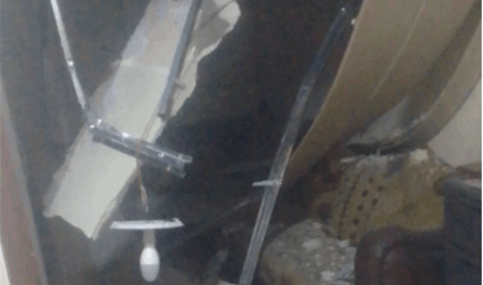 بالصور.. سقوط جزء من سقف منزل في زفتا