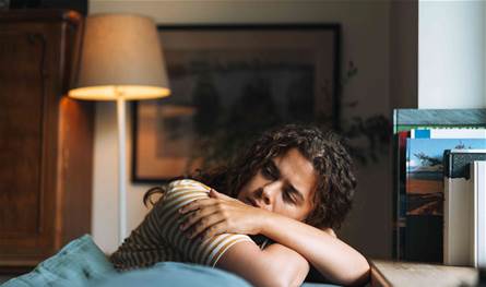 التعب المستمر عند النساء… هرمونات ونقص فيتامينات ونمط حياة