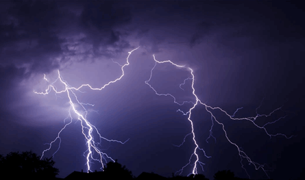 في هذه المناطق.. الصواعق الرعدية قطعت شبكة الانترنت