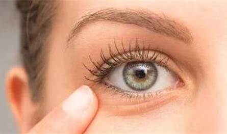 ارتعاش العينين.. متى تحتاج إلى استشارة طبية؟