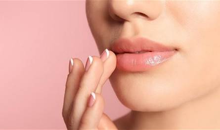 تصبغات الشفاه عند النساء.. أسباب خفية وحلول فعّالة