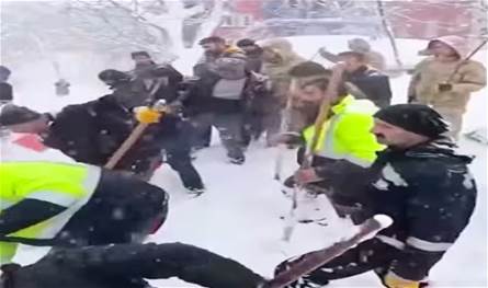 في تركيا... إنتشال أم وطفليها من تحت الثلوج!