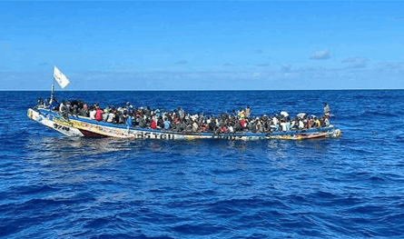 على متنه 200 مهاجر.. غرق قارب قبالة غامبيا