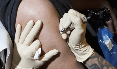 أحبار الوشم.. مخاطر خفية تتجاوز الجلد