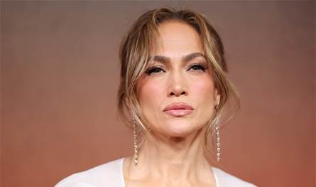 جنيفر لوبيز تفتتح أولى ليالي إقامتها الغنائية الجديدة في لاس فيغاس