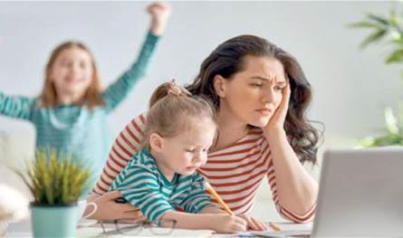 الأم ركيزة الاستقرار الأسري