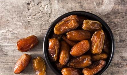 قبل أن تتمرنوا.. تناولوا التمر إليكم السبب