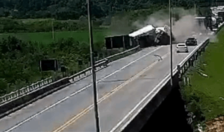 جنوب البرازيل.. حادث سير مروّع بين شاحنة وحافلة وفيديو يوثّق المأساة
