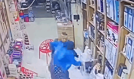 طليقة تقتل زوجها السابق داخل محلّه.. والكاميرات توثق