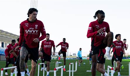 بحثًا عن صدارة "روشن".. الهلال يواجه ضمك