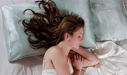 غطاء الوسادة… التفصيل الصغير الذي يدمّر شعرك أو يحميه