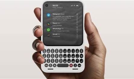 "Clicks" تطلق هاتفًا ولوحة مفاتيح محمولة لإحياء تجربة بلاك بيري على الأجهزة الحديثة