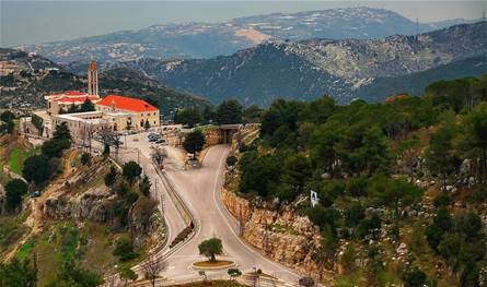 بالصورة.. الرئيس عون يصلي عند ضريح القديس شربل في عنايا