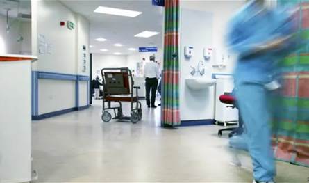 خضعت لعمليّة جراحيّة خطيرة... فنانة وملكة جمال سابقة في المستشفى وصديقتها تدعو للدعاء لها