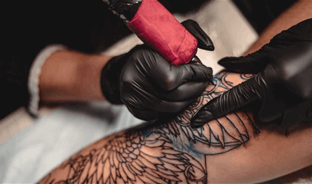 كيف يتفاعل حبر الوشم مع الجسم؟