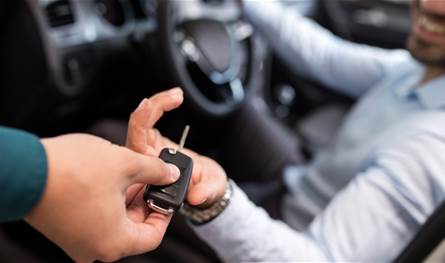 في العراق... سرق سيارة خلال تجربتها!