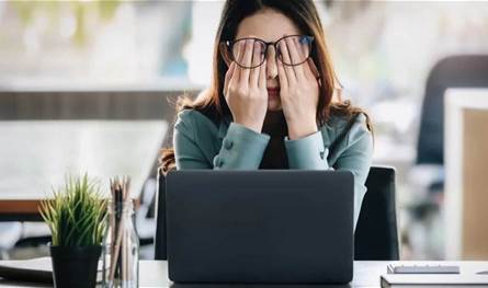 لموظفي المكاتب.. علامات لا يجب تجاهلها أثناء ساعات العمل