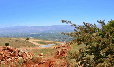 بالصورة.. مستودع لتصنيع المخدرات وتخزين أسلحة حربية في البقاع