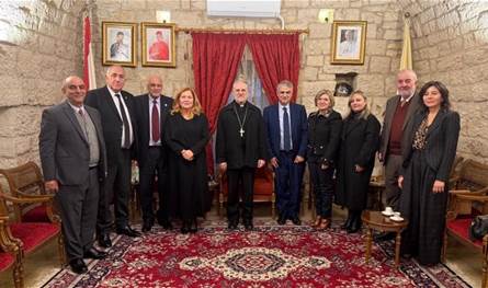 وفد من جامعة AUT زار المطران عون مهنئا بالاعياد