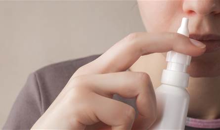 من راحة مؤقتة إلى مشكلة مزمنة… مخاطر بخاخات الأنف