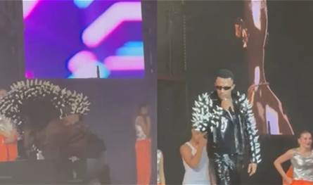 كان يلبس "كعبا عاليا".. محمد رمضان يقبل رأس فتاة بعد مساعدته في تغيير حذائه (صورة)