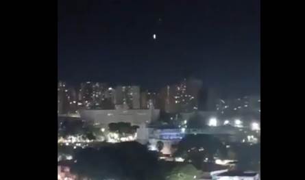 مسيّرات مجهولة وإطلاق نار كثيف وتحركات مريبة.. ماذا يجري في كراكاس؟ (فيديو)