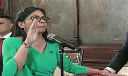 في مقر البرلمان.. ديلسي رودريغيز تؤدي اليمين رئيسة مؤقتة لفنزويلا