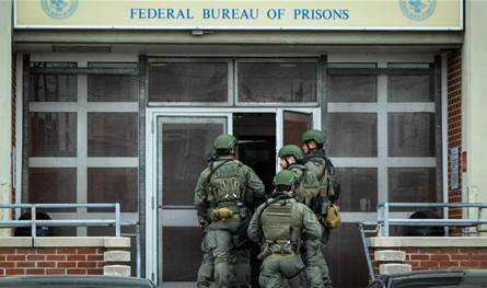 احتجز فيه شخصيات بارزة.. إيداع مادورو وزوجته في "سجن الرعب"!