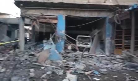 دمار كبير.. هكذا بدت المنطقة الصناعية في الغازية بعد استهداف أحد المباني فجرا بغارة اسرائيلية