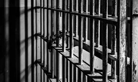 بالصورة... الحكم بسجن فنان عربيّ بسبب كلمات أغنيته