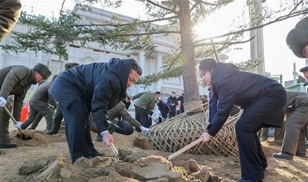 كيم جونغ أون يغرس شجرة لتخليد ذكرى جنود كوريا الشمالية