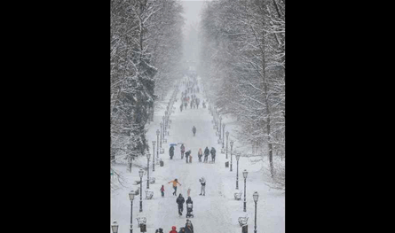 ثلوج أوروبا تشلّ السفر.. سقوط قتلى وتعليق مئات الرحلات (صور)