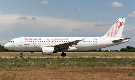 طائرة تهبط بشكلٍ إضطراريّ في مطار دولة عربيّة... ما الذي حصل على متنها؟