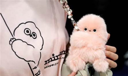 موضة جديدة تتجاوز "لابوبو": روبوت صغير يصنع البهجة ويتفاعل مع البشر