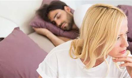 عندما لا يكون الرحيل خيارًا: ما الذي يُقيّد قرار المرأة المعنَّفة