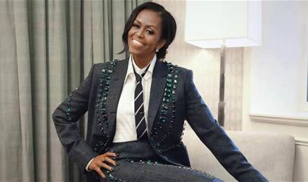 ميشيل أوباما بإطلالة مستوحاة من الخياطة الرجالية