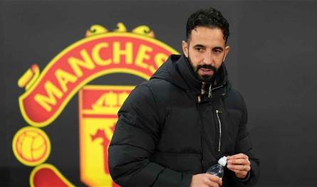 "مانشستر يونايتد" يتحرّك لإعادة مدربه السابق وسط أزمة داخلية