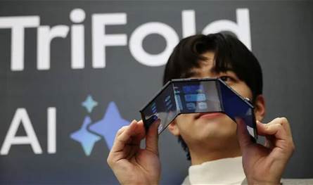 هاتف بثلاث طيّات يدخل المشهد… ابتكار جريء بسعر مرتفع