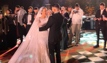 بعد أيام على زفافه.. فنانة شهيرة تُعلن إصابة ابنها في رقبته (صورة)