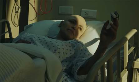 بدت مُتعبة وشاحبة.. فنانة ومخرجة لبنانية تُفاجئ الجمهور بالتخلي عن شعرها (فيديو)