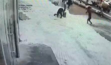 تُوفيت أمام المارة... فيديو يُوثّق حادثة مُؤسفة للحظة مصرع شابة في تركيا