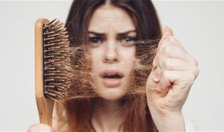 لماذا تظهر أعراض نقص الفيتامينات على الوجه والشعر؟ 