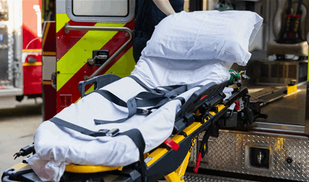 في بريطانيا... سقوط مريضة من سيارة إسعاف على طريق سريع!