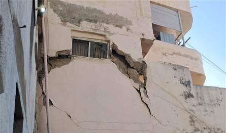 بالصور... إخلاء مبنى سكنيّ بعد إنهيار جزء منه