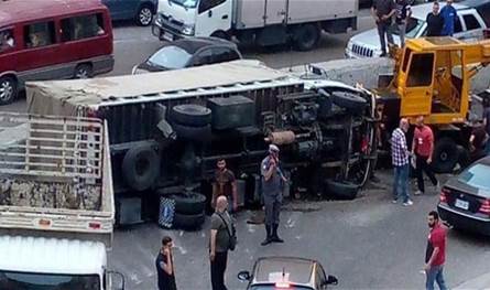 انقلاب شاحنة تتسبب بزحمة سير خانقة باتجاه البقاع
