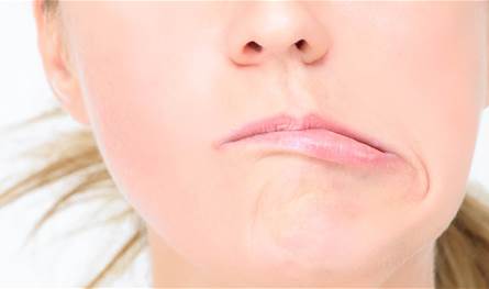 بسبب أزمة نفسية.. فنانة شهيرة تُصاب بمرض العصب السابع في وجهها (فيديو)