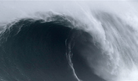 بسبب منخفض جوي عميق.. إنذار بحري في دولة عربية وتحذير مهم