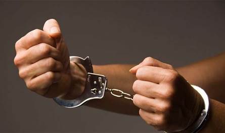 مداهمة مخيم للنازحين.. وتوقيف سوريين 